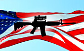 AR-15 Gewehr vor amerikanischer Flagge