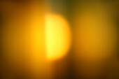 Gelbes unscharfes abstraktes Lichtmuster mit Sonne