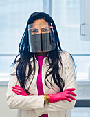 Porträt einer Ärztin mit Gesichtsmaske und Gesichtsschutz