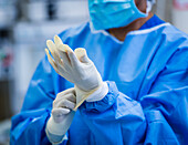 Ärztin bei der Vorbereitung auf eine Operation im Operationssaal