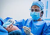 Ärztin und Patientin während der Operation