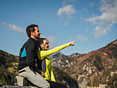 Vereinigte Staaten, Utah, American Fork, Lächelndes Paar mit Blick auf eine Berglandschaft