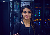 Porträt einer lächelnden Technikerin in einem Serverraum
