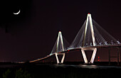 USA, South Carolina, Mount Pleasant, Arthur-Ravenel-Jr.-Brücke bei Nacht beleuchtet