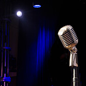 Altmodisches Mikrofon auf leerer Bühne