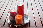 Kerzen und Steine auf einem Holztisch