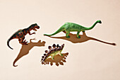 Studioaufnahme von Spielzeug-Dinosauriern