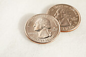Studioaufnahme von US Dollar-Viertelmünzen