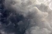 Dramatische graue Gewitterwolken am Himmel