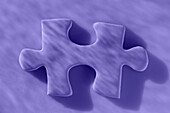 Studioaufnahme eines lila Puzzlespiels 