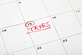 Steuertermin auf Wandkalender in rot markiert