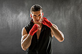 Porträt eines muskulösen Mannes im Boxsport