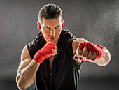 Porträt eines muskulösen Mannes in Boxhaltung