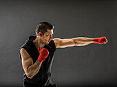 Muskulöser Mann trainiert Boxen