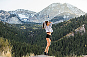 Vereinigte Staaten, Utah, American Fork, Sportliche Frau mit Blick auf eine Berglandschaft