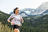 Vereinigte Staaten, Utah, American Fork, Sportlerin joggt in Berglandschaft