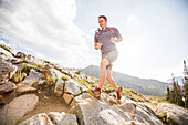 Vereinigte Staaten, Utah, Alpin, Älterer Mann joggt in den Bergen