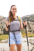 Vereinigte Staaten, Utah, Alpin, Porträt einer lächelnden Wanderin