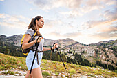 Vereinigte Staaten, Utah, Alpin, Frau beim Wandern in den Bergen