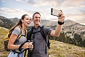 Vereinigte Staaten, Utah, Alpine, Wanderpaar macht Selfie in den Bergen