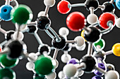 Molekulares Modell vor schwarzem Hintergrund