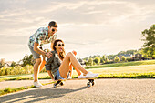 Lächelndes Paar mit Skateboard in einem Park
