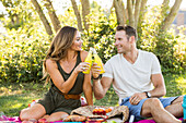 Lächelndes Paar genießt Picknick im Park