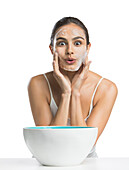 Porträt einer jungen Frau, die sich gerne das Gesicht wäscht