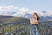 USA, Utah, Midway, Porträt einer schönen Frau auf einem Steg in einer Berglandschaft