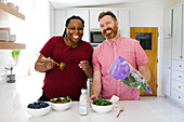 Lächelndes Paar macht Salat in der Küche