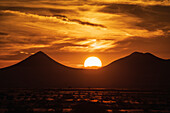 Vereinigte Staaten, New Mexico, Cerrillos, Silhouette von Bergen bei Sonnenuntergang über der Hochwüste 