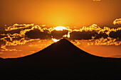 Vereinigte Staaten, New Mexico, Cerrillos, Silhouette eines Berges bei Sonnenuntergang im Cerrillos State Park