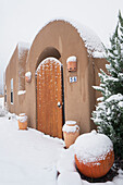 Vereinigte Staaten, New Mexico, Santa Fe, Herbstschnee vor einem Haus im Pueblo-Stil 