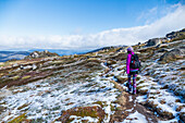 Australien, New South Wales, Frau beim Wandern in verschneiten Bergen im Kosciuszko National Park