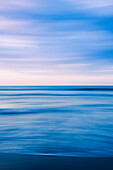 Glatte blaue Oberfläche des Meeres