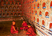 Myanmar, Shan-Staat, Inle-See, buddhistische Mönche zünden Kerzen im Shwe Yan Pyay-Kloster an