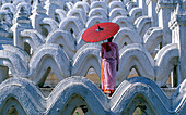 Myanmar, Mingun, Mandalay Division, Buddhistische Nonne steht auf den weißen Bögen der Hsinbyume-Pagode