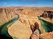 Arizona, Page, The Horse Shoe Bend, Horse Shoe Bend mit Touristenbeinen im Vordergrund