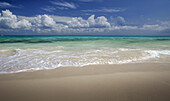 Mexiko, Quintana Roo, Cancun, Meereswelle am Sandstrand