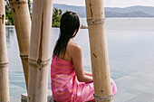 Thailand, Insel Koh Samui, Frau blickt auf ruhige tropische Landschaft
