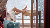 USA, Florida, Miami Beach, Frau entspannt sich auf dem Balkon eines Kreuzfahrtschiffes