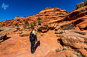 USA, Utah, Escalante, Frau wandert im Canyon im Grand Staircase-Escalante National Monument