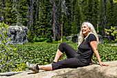 USA, Idaho, Stanley, Frau genießt die Ruhe am Seerosenteich in der Nähe von Sun Valley