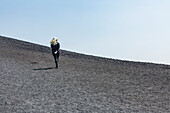 Frau wandert in einem Schlackenkegel am Craters of the Moon National Monument