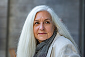 Ältere Frau mit langen weißen Haaren