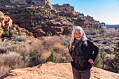 Vereinigte Staaten, Utah, Escalante, Porträt einer lächelnden älteren Wanderin