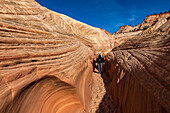 Vereinigte Staaten, Utah, Escalante, Älterer Wanderer im Sandstein-Canyon