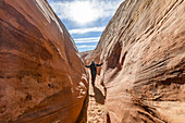 Vereinigte Staaten, Utah, Escalante, Älterer Wanderer im Sandstein-Canyon