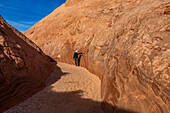 Vereinigte Staaten, Utah, Escalante, Älterer Wanderer im Sandstein-Canyon