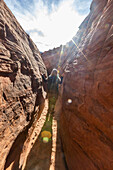 Vereinigte Staaten, Utah, Escalante, Älterer Wanderer erkundet Slot Canyon